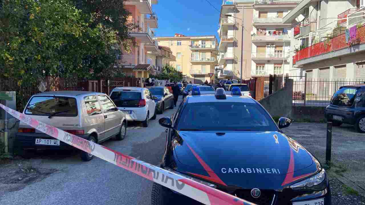 Volante dei carabinieri davanti all'appartamento delle vittime