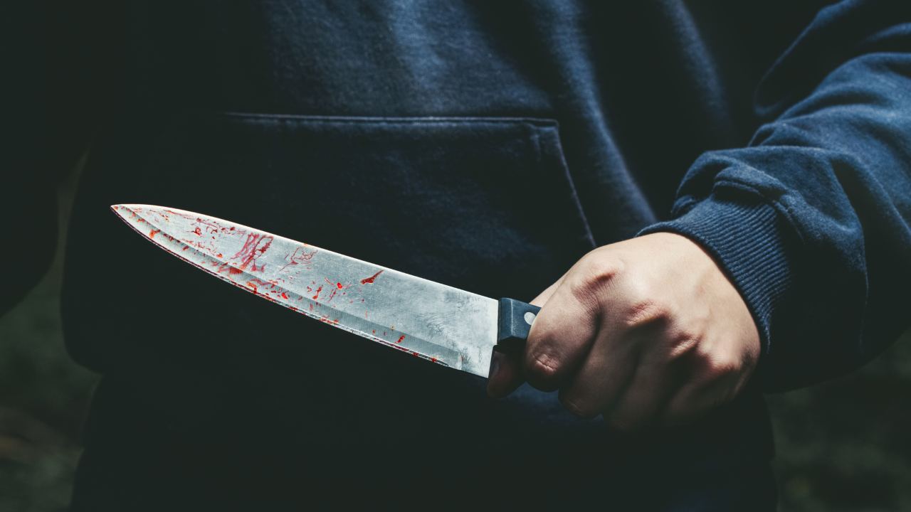 Uomo con un coltello insanguinato in mano