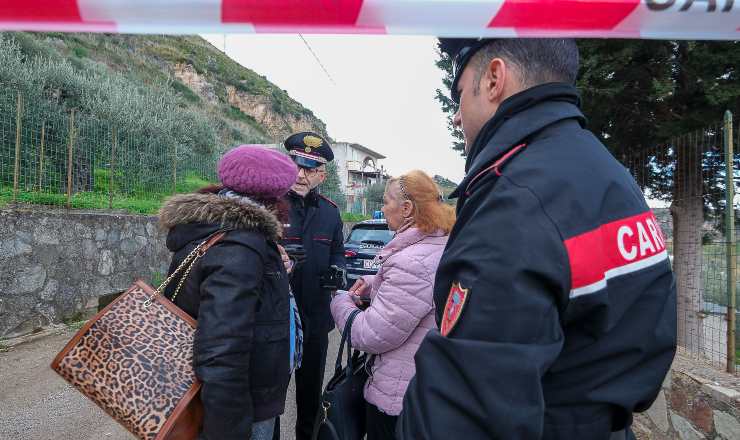 I carabinieri vicino l'abitazione della strage