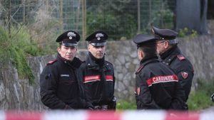 Gli inquirenti sul luogo della strage