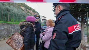 I carabinieri perimetrano il luogo della strage