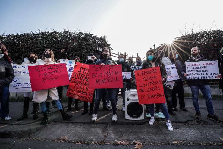 Scandalo Bibbiano, manifestazione del 2022 davanti al Tribunale dei Minori