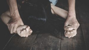 Tenta di strangolare la moglie nella vasca da bagno