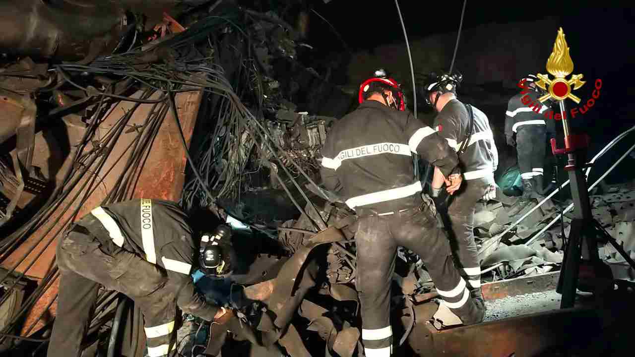 I vigili del fuoco durante le operazioni di ricerca