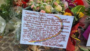 Un biglietto lasciato dai familiari della Stefani davanti alla caserma
