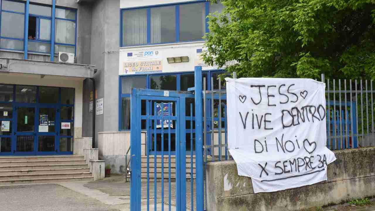 Striscione per ricordare Jessica Malaj, uccisa dal padre nella strage di Torremaggiore